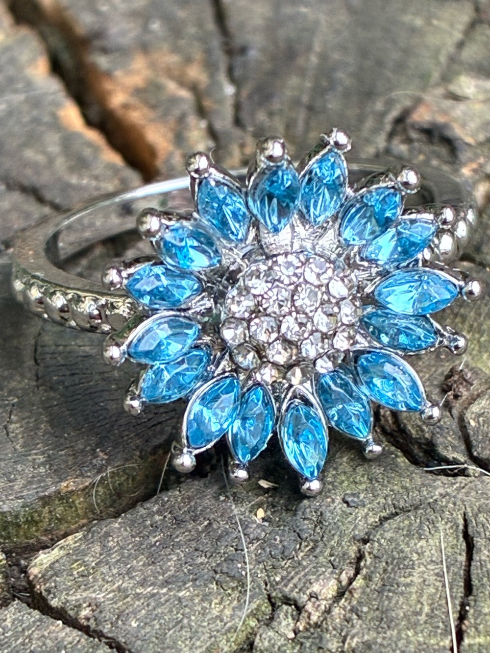 🩵 Blue Crystal Floral Silver-Tone Ring